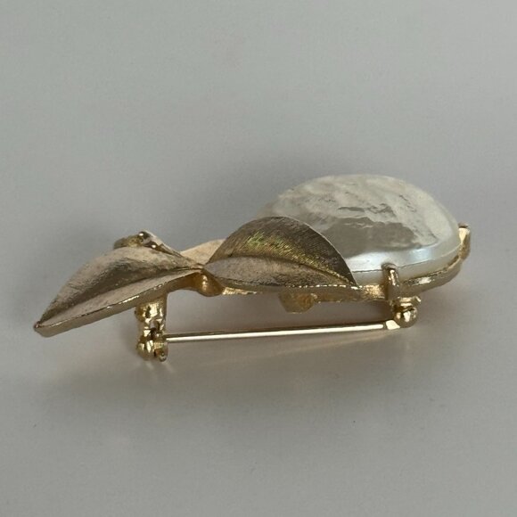 Sarah Coventry Faux Pearl Brooch Pin Baroque Vintage Gold-Tone White Flower Leaf - Picture 7 of 14